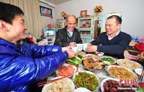 資料圖：除夕夜，遼寧省葫蘆島市民在家中與家人享受豐盛的年夜飯。<a target='_blank' href='http://www.chinanews.com/'>中新社</a>發(fā) 于海洋 攝