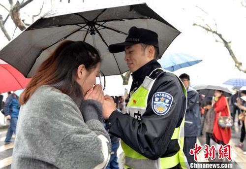 妻子朱佩譽前來“探班”?！±钣?攝