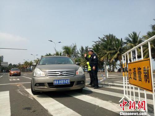 2月21日，海口濱海大道與永萬路路口，交警實(shí)行交通管制。　尹海明 攝