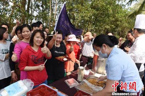 連日來，?？诰频陞f(xié)會47家成員單位不間斷為滯留旅客供應餐飲獲點贊。官方供圖