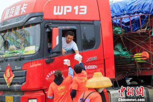 旅游愛心志愿者為貨車司機提供免費午餐。官方供圖