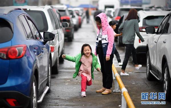 2月23日，小朋友在海口港的車輛等候區(qū)玩耍。