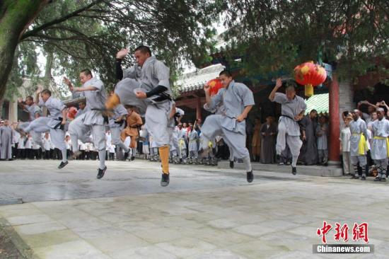 少林武僧進行武術(shù)表演。 李燕 攝