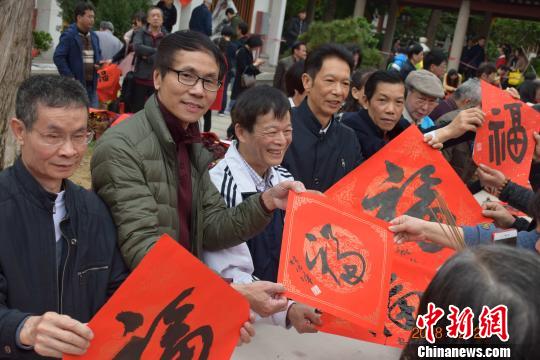 向優(yōu)秀教師贈送符永剛、阮淵椿、林伯墀等海外書法家的“?！弊趾痛郝?lián) 索有為 攝