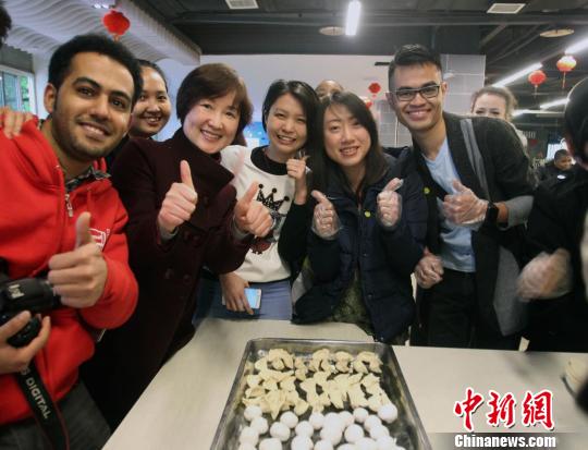圖為重慶大學(xué)留學(xué)生包餃子和湯圓共慶元宵節(jié)?！＄娦?攝