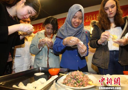 圖為重慶大學(xué)的26國(guó)留學(xué)生共慶元宵節(jié)?！＄娦?攝