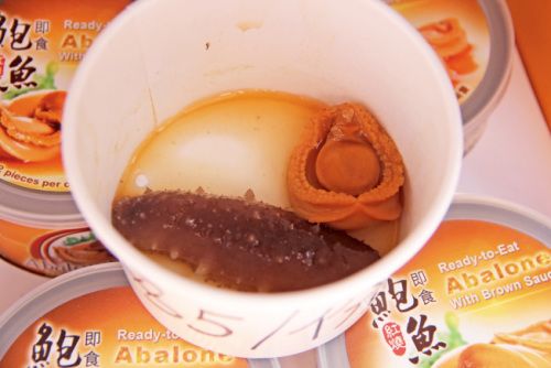 5美元一份的鮑魚海參餐，許多游人買來邊走邊吃。（美國《世界日報(bào)》／記者李晗 攝影）
