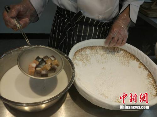 制作元宵時，首先要將餡料做好，沾上水，再投進(jìn)盛滿糯米粉的笸籮內(nèi)搖。<a target='_blank' href='http://www.chinanews.com/' >中新網(wǎng)</a> 李金磊 攝