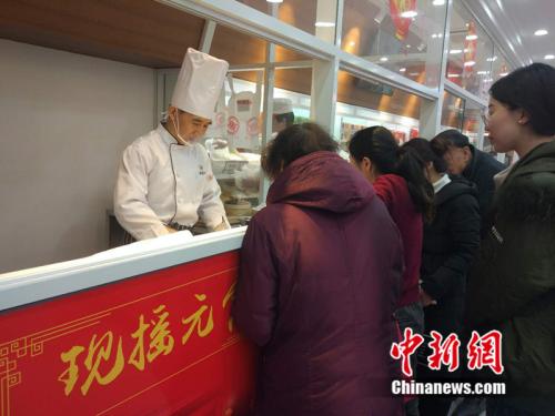 "于伯軍的現(xiàn)場(chǎng)展示吸引了不少北京市民圍觀。<a