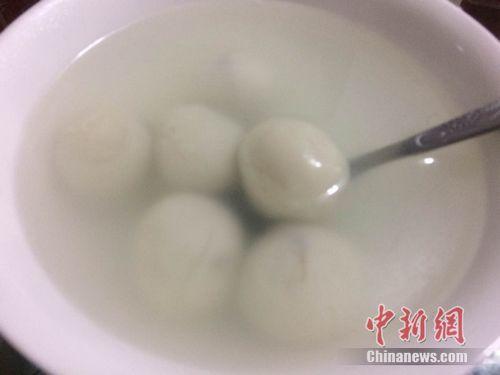 "資料圖：湯圓煮制后，表面比元宵光滑，湯水相對(duì)清澈。