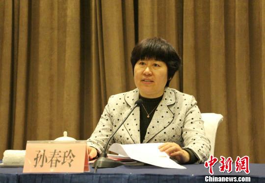 山東省中醫(yī)藥管理局局長孫春玲在2018年全省中醫(yī)藥工作會議上發(fā)言?！≮w曉 攝