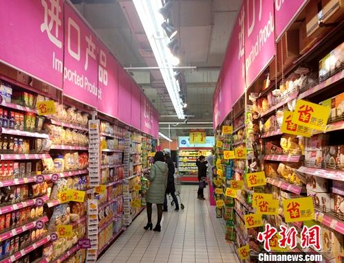 居民在超市里購買進口產(chǎn)品。<a target='_blank' href='http://www.chinanews.com/' >中新網(wǎng)</a>記者 李金磊 攝