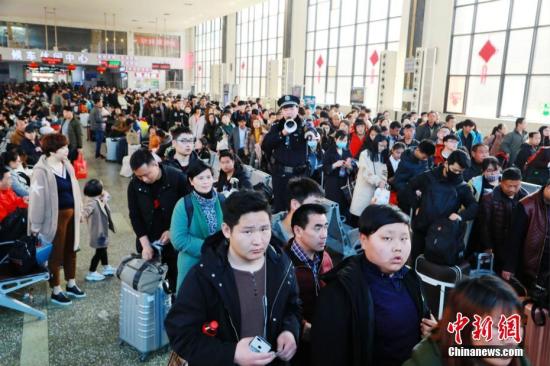 3月3日，正月十六，鄭州火車站迎來節(jié)后返程客流高峰。 周延民 攝