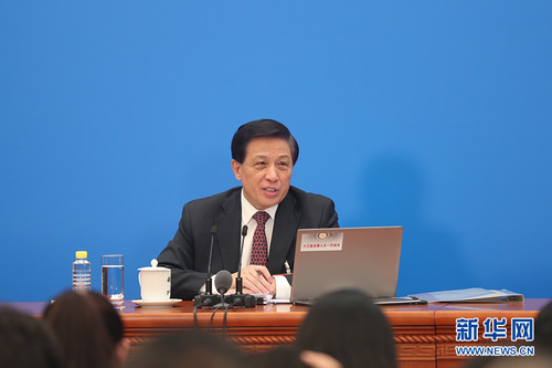 圖為張業(yè)遂回答記者提問。新華網(wǎng)中國政府網(wǎng) 陳杰 攝
