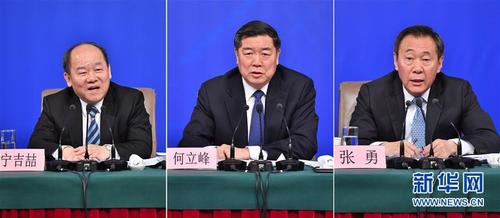 3月6日，十三屆全國人大一次會議新聞中心舉行記者會，邀請國家發(fā)展和改革委員會主任何立峰（中）、副主任張勇（右）、副主任寧吉喆（左）就“創(chuàng)新和完善宏觀調(diào)控，推動高質(zhì)量發(fā)展”相關(guān)問題回答中外記者提問（拼版照片）。