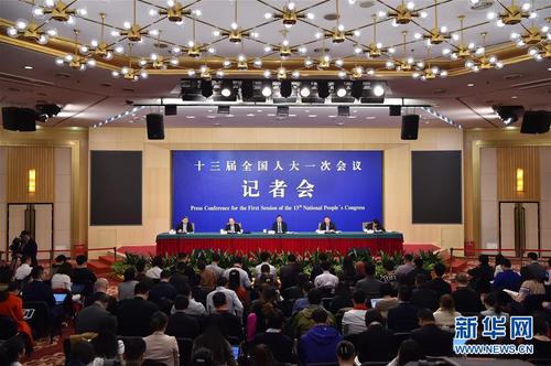 3月6日，十三屆全國人大一次會議新聞中心舉行記者會，邀請國家發(fā)展和改革委員會主任何立峰、副主任張勇、副主任寧吉喆就“創(chuàng)新和完善宏觀調(diào)控，推動高質(zhì)量發(fā)展”相關問題回答中外記者提問。2