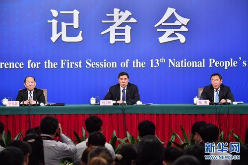 3月6日，十三屆全國人大一次會議新聞中心舉行記者會，邀請國家發(fā)展和改革委員會主任何立峰、副主任張勇、副主任寧吉喆就“創(chuàng)新和完善宏觀調(diào)控，推動高質(zhì)量發(fā)展”相關問題回答中外記者提問。3