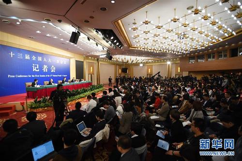 3月6日，十三屆全國(guó)人大一次會(huì)議新聞中心舉行記者會(huì)，邀請(qǐng)國(guó)家發(fā)展和改革委員會(huì)主任何立峰、副主任張勇、副主任寧吉喆就“創(chuàng)新和完善宏觀調(diào)控，推動(dòng)高質(zhì)量發(fā)展”相關(guān)問(wèn)題回答中外記者提問(wèn)。4