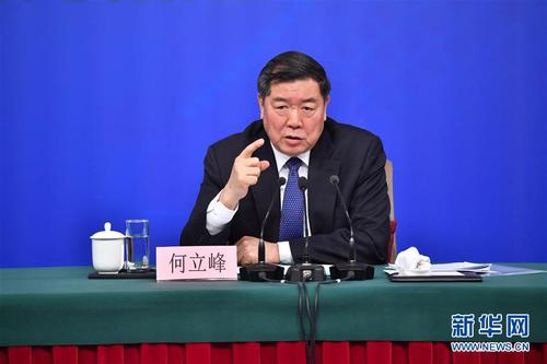 3月6日，十三屆全國(guó)人大一次會(huì)議新聞中心舉行記者會(huì)，邀請(qǐng)國(guó)家發(fā)展和改革委員會(huì)主任何立峰、副主任張勇、副主任寧吉喆就“創(chuàng)新和完善宏觀調(diào)控，推動(dòng)高質(zhì)量發(fā)展”相關(guān)問題回答中外記者提問。這是何立峰在回答記者提問。