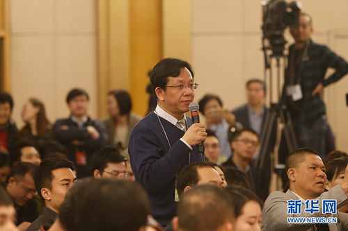 十三屆全國人大一次會議新聞中心3月9日在梅地亞中心多功能廳舉行記者會，邀請中國人民銀行行長周小川，副行長易綱，副行長、國家外匯管理局局長潘功勝就“金融改革與發(fā)展”相關(guān)問題回答中外記者提問。圖為路透社記者提問。新華網(wǎng) 中國政府網(wǎng) 陳杰 攝
