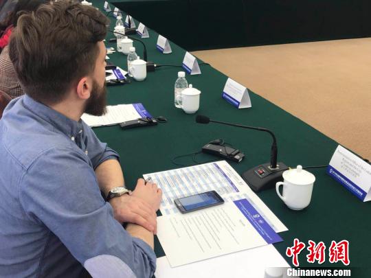 圖為座談會現(xiàn)場?！≡酪劳?攝