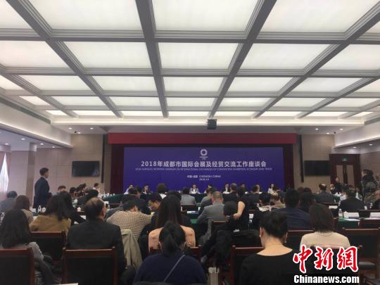 圖為座談會現(xiàn)場?！≡酪劳?攝