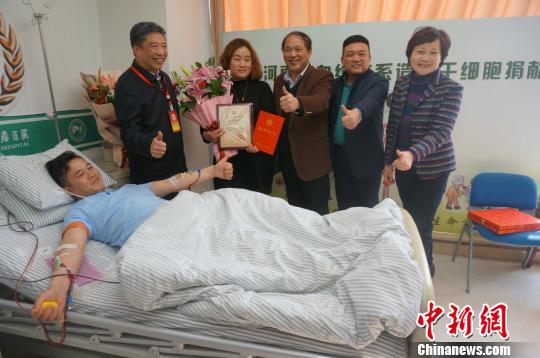 圖為河南省紅十字會工作人員為陳寵帥的大愛善舉點贊?！№n章云 攝