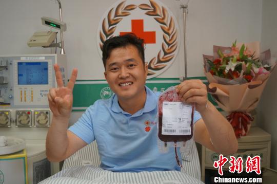圖為完成造血干細(xì)胞采集后，陳寵帥笑容燦爛，精神狀態(tài)良好?！№n章云 攝