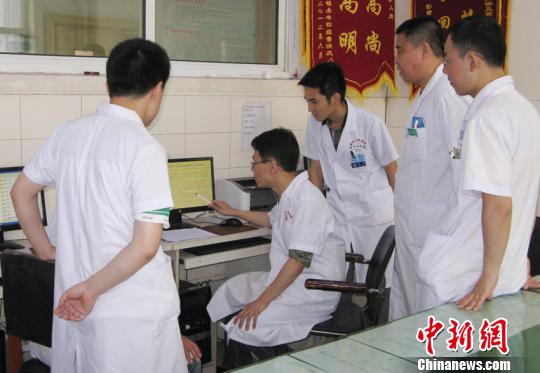 吉林大學(xué)第一醫(yī)院腦外科醫(yī)生在東豐縣醫(yī)院坐診。東豐縣醫(yī)院供圖