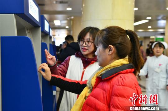吉林大學(xué)中日聯(lián)誼醫(yī)院工作人員指導(dǎo)民眾如何使用自助掛號(hào)、繳費(fèi)終端。吉林省衛(wèi)計(jì)委供圖