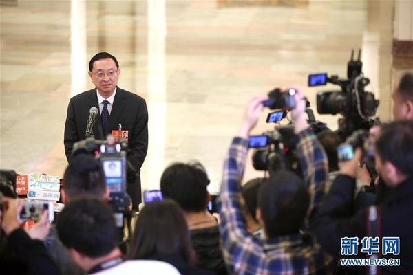 3月13日，十三屆全國人大一次會議在北京人民大會堂舉行第四次全體會議。這是文化部部長雒樹剛在“部長通道”接受采訪。