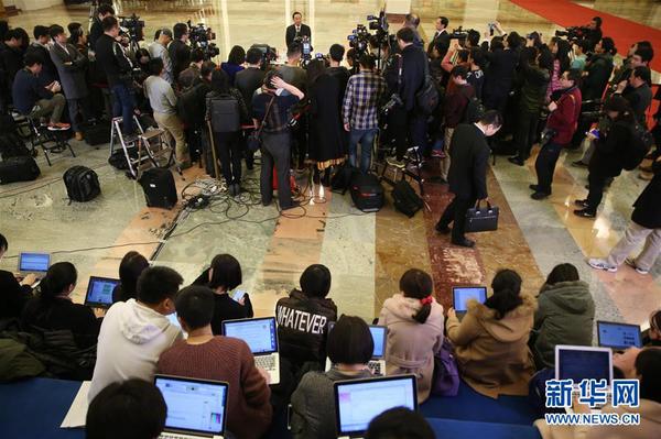 　3月13日，十三屆全國人大一次會議在北京人民大會堂舉行第四次全體會議。這是記者在“部長通道”采訪。