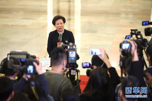 3月13日，十三屆全國人大一次會(huì)議在北京人民大會(huì)堂舉行第四次全體會(huì)議。這是中國氣象局局長(zhǎng)劉雅鳴在“部長(zhǎng)通道”接受采訪。