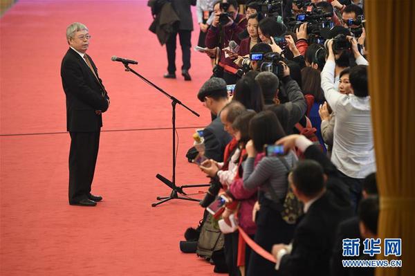 3月13日，十三屆全國人大一次會(huì)議在北京人民大會(huì)堂舉行第四次全體會(huì)議。這是國務(wù)院扶貧辦主任劉永富在“部長通道”接受采訪。