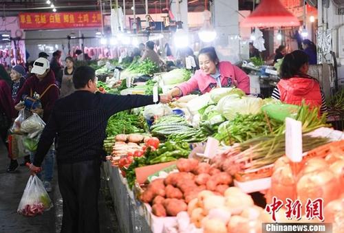 資料圖：農(nóng)貿(mào)市場內(nèi)菜商正在忙碌賣菜。<a target='_blank' href='http://www.chinanews.com/'>中新社</a>記者 陳超 攝