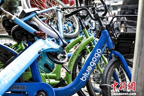 資料圖：廣州，一輛小藍(lán)單車與其它品牌的共享單車被堆放在路邊。<a target='_blank' href='http://www.chinanews.com/'>中新社</a>記者 陳驥旻 攝