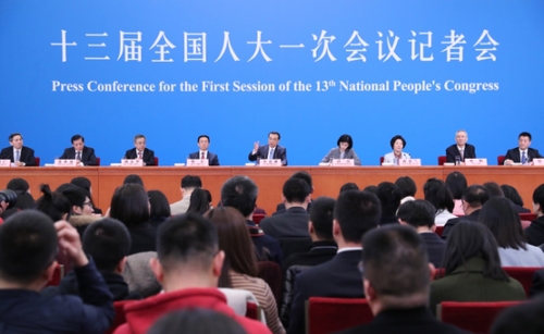 （2）李克強(qiáng)總理會(huì)見(jiàn)采訪兩會(huì)的中外記者并回答提問(wèn)