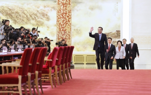 （3）李克強(qiáng)總理會(huì)見(jiàn)采訪兩會(huì)的中外記者并回答提問(wèn)