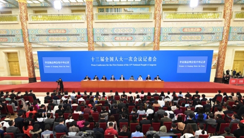 （4）李克強(qiáng)總理會(huì)見(jiàn)采訪兩會(huì)的中外記者并回答提問(wèn)