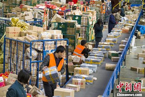 11月13日，山西太原，郵政工作人員分揀快遞。隨著“雙十一”網(wǎng)購狂歡節(jié)落幕，中國物流快遞業(yè)也迎來井噴高峰。據(jù)中國國家郵政局預(yù)計，中國將迎超15億件快遞，中國快遞業(yè)迎接年度“大考”。<a target='_blank' href='http://www.chinanews.com/'>中新社</a>記者 張云 攝