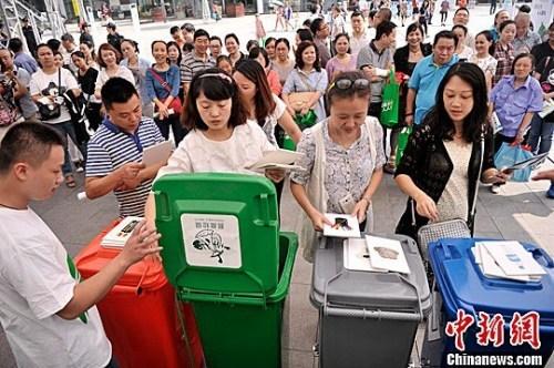 資料圖：圖為市民參與“丟垃圾”游戲，培養(yǎng)垃圾分類意識。鐘欣 攝
