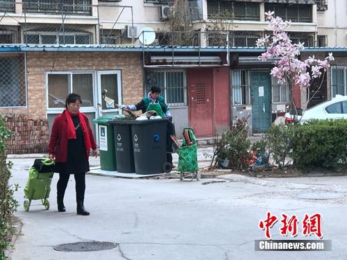 某小區(qū)內，垃圾分類志愿者在進行作業(yè)。<a target='_blank' href='http://www.chinanews.com/' >中新網(wǎng)</a> 吳濤 攝