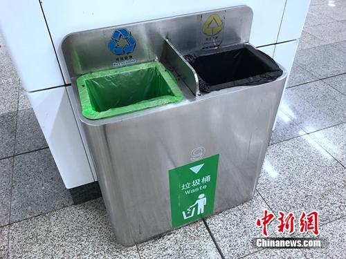 街道、地鐵等一些公共區(qū)域，垃圾桶一般進行了“可回收垃圾”和“其他垃圾”分類。