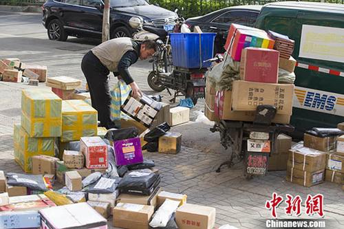 4月7日，中國物流與采購聯(lián)合會(huì)披露，3月份中國快遞物流指數(shù)為105.1%，比上月回升7個(gè)百分點(diǎn)，時(shí)隔兩個(gè)月再次回升到100%以上。圖為4月2日山西太原，物流快遞工作人員正在分揀快遞。
<a target='_blank' href='http://www.chinanews.com/'>中新社</a>記者 張?jiān)?攝