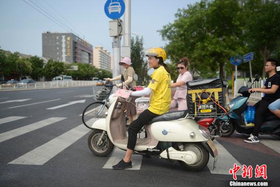 資料圖：外賣騎手正在送餐。<a target='_blank' href='http://www.chinanews.com/' >中新網(wǎng)</a>記者 富宇 攝