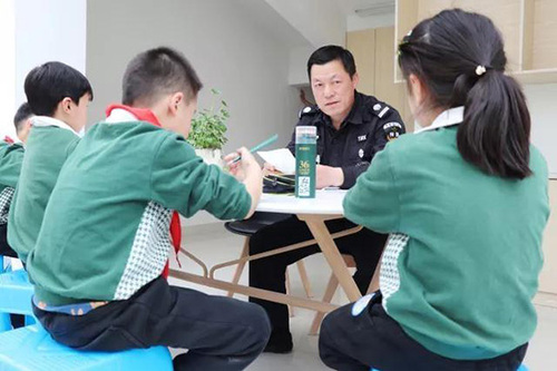 這所小學(xué)書(shū)法課是保安教的 請(qǐng)假條曾驚艷老師家長(zhǎng)