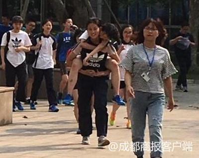 同學中考體考摔倒跑道兩女生停下扶起 校方回應(yīng)