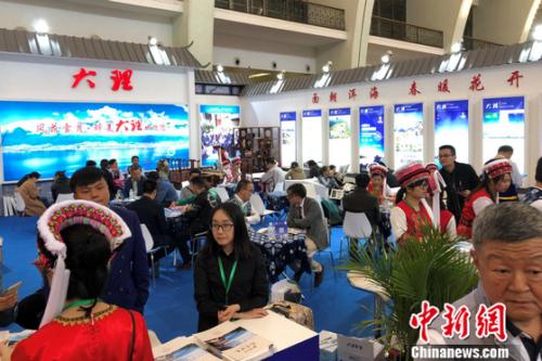 云南大理展臺(tái)內(nèi)大量民眾在進(jìn)行咨詢。 今年，云南展團(tuán)以健康生活、健康云南目的地為主打產(chǎn)品。程春雨 攝