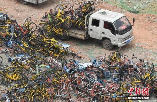 工作人員正在搬卸運(yùn)來(lái)的共享單車。 <a target='_blank' href='http://www.chinanews.com/'>中新社</a>記者 張斌 攝