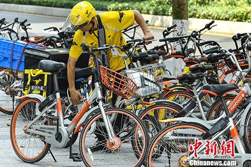 4月4日，美團外賣員與摩拜單車。當(dāng)日，美團與摩拜聯(lián)合宣布，已經(jīng)簽署美團全資收購摩拜的協(xié)議，交易完成后，摩拜單車將保持品牌和運營的獨立。 <a target='_blank' href='http://www.chinanews.com/'>中新社</a>記者 陳驥旻 攝